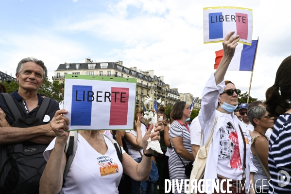 Manifestation contre le projet de passe sanitaire, place du Trocadéro, le 24 juillet à Paris. Demonstration against sanitary pass.