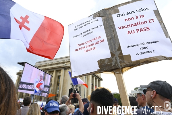 Manifestation contre le projet de passe sanitaire, place du Trocadéro, le 24 juillet à Paris. Demonstration against sanitary pass.