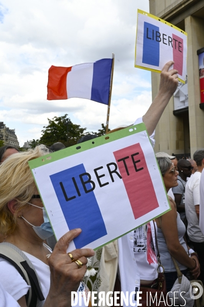 Manifestation contre le projet de passe sanitaire, place du Trocadéro, le 24 juillet à Paris. Demonstration against sanitary pass.