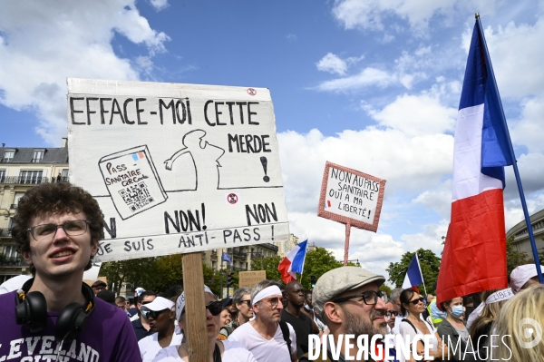 Manifestation contre le projet de passe sanitaire, place du Trocadéro, le 24 juillet à Paris. Demonstration against sanitary pass.