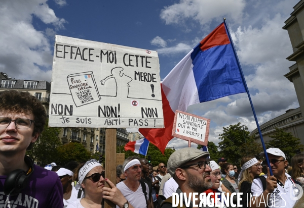 Manifestation contre le projet de passe sanitaire, place du Trocadéro, le 24 juillet à Paris. Demonstration against sanitary pass.