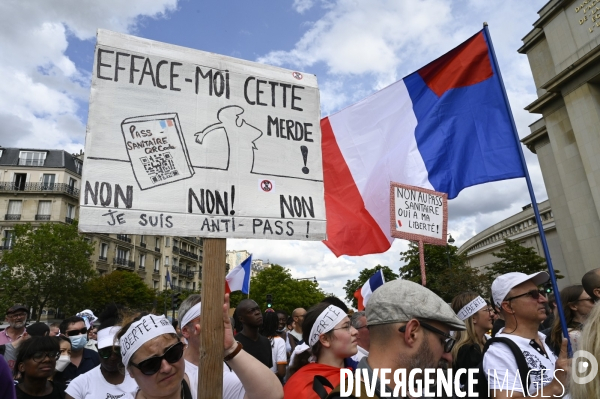 Manifestation contre le projet de passe sanitaire, place du Trocadéro, le 24 juillet à Paris. Demonstration against sanitary pass.