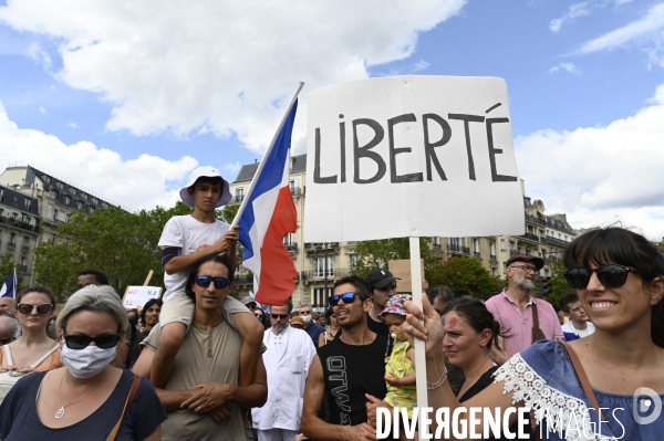 Manifestation contre le projet de passe sanitaire, place du Trocadéro, le 24 juillet à Paris. Demonstration against sanitary pass.