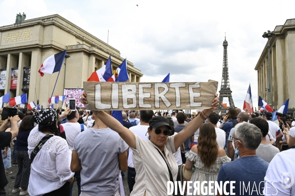 Manifestation contre le projet de passe sanitaire, place du Trocadéro, le 24 juillet à Paris. Demonstration against sanitary pass.