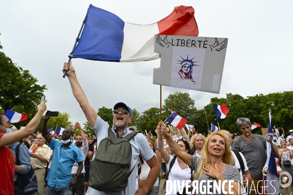 Manifestation contre le projet de passe sanitaire, place du Trocadéro, le 24 juillet à Paris. Demonstration against sanitary pass.