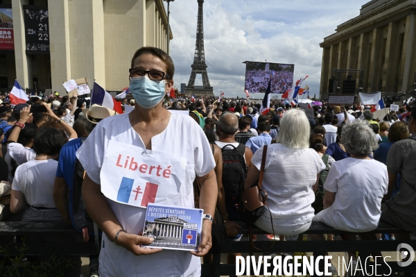 Manifestation contre le projet de passe sanitaire, place du Trocadéro, le 24 juillet à Paris. Demonstration against sanitary pass.