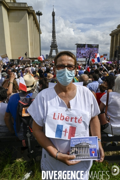 Manifestation contre le projet de passe sanitaire, place du Trocadéro, le 24 juillet à Paris. Demonstration against sanitary pass.