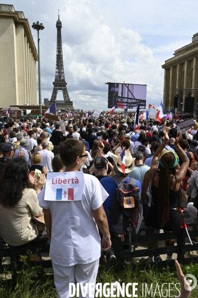 Manifestation contre le projet de passe sanitaire, place du Trocadéro, le 24 juillet à Paris. Demonstration against sanitary pass.