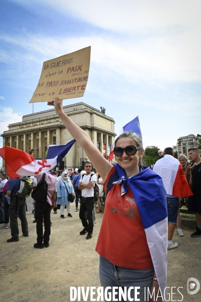 Manifestation contre le projet de passe sanitaire, place du Trocadéro, le 24 juillet à Paris. Demonstration against sanitary pass.