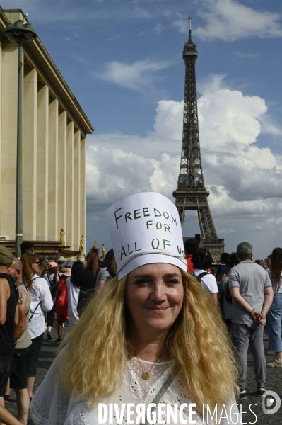 Manifestation contre le projet de passe sanitaire, place du Trocadéro, le 24 juillet à Paris. Demonstration against sanitary pass.