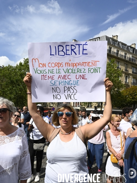 Manifestation contre le projet de passe sanitaire, place du Trocadéro, le 24 juillet à Paris. Demonstration against sanitary pass.