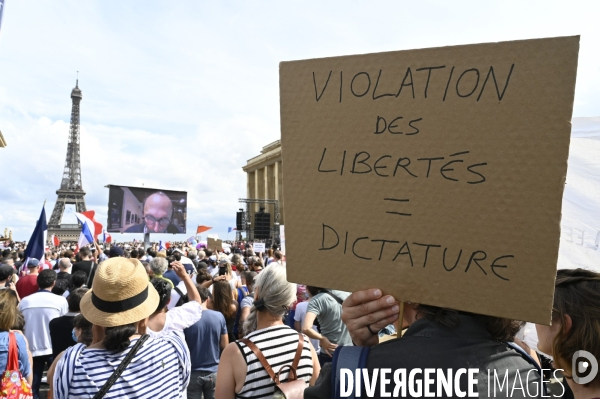 Manifestation contre le projet de passe sanitaire, place du Trocadéro, le 24 juillet à Paris. Demonstration against sanitary pass.