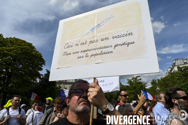 Manifestation contre le projet de passe sanitaire, place du Trocadéro, le 24 juillet à Paris. Demonstration against sanitary pass.