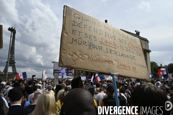 Manifestation contre le projet de passe sanitaire, place du Trocadéro, le 24 juillet à Paris. Demonstration against sanitary pass.