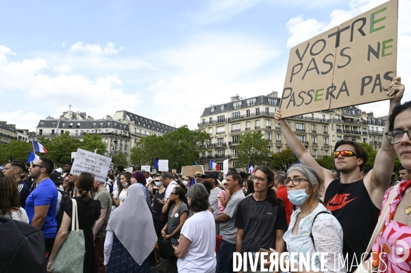 Manifestation contre le projet de passe sanitaire, place du Trocadéro, le 24 juillet à Paris. Demonstration against sanitary pass.