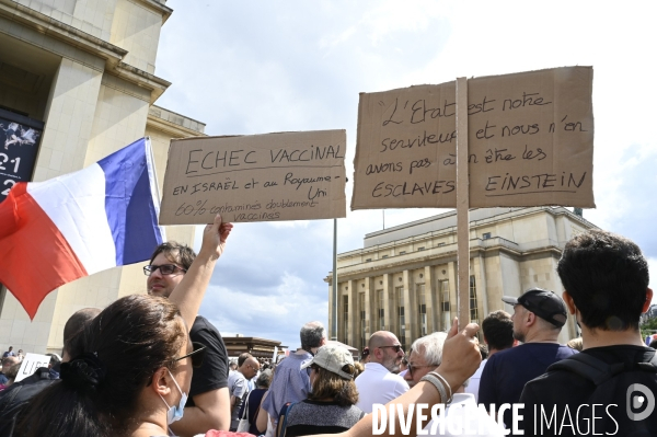 Manifestation contre le projet de passe sanitaire, place du Trocadéro, le 24 juillet à Paris. Demonstration against sanitary pass.