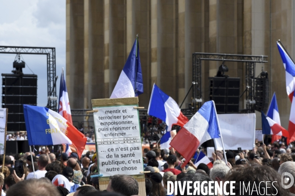 Manifestation contre le projet de passe sanitaire, place du Trocadéro, le 24 juillet à Paris. Demonstration against sanitary pass.