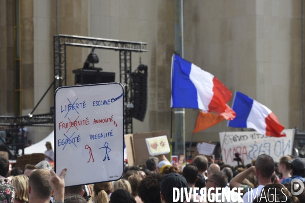 Manifestation contre le projet de passe sanitaire, place du Trocadéro, le 24 juillet à Paris. Demonstration against sanitary pass.