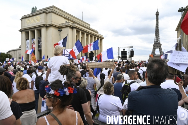 Manifestation contre le projet de passe sanitaire, place du Trocadéro, le 24 juillet à Paris. Demonstration against sanitary pass.