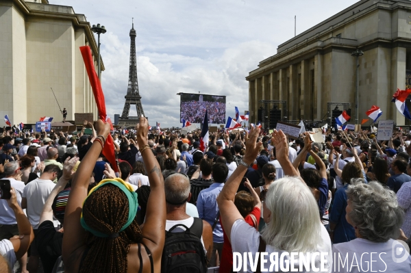 Manifestation contre le projet de passe sanitaire, place du Trocadéro, le 24 juillet à Paris. Demonstration against sanitary pass.