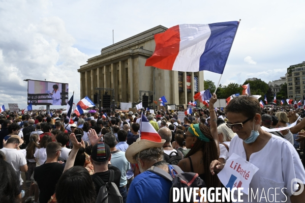 Manifestation contre le projet de passe sanitaire, place du Trocadéro, le 24 juillet à Paris. Demonstration against sanitary pass.