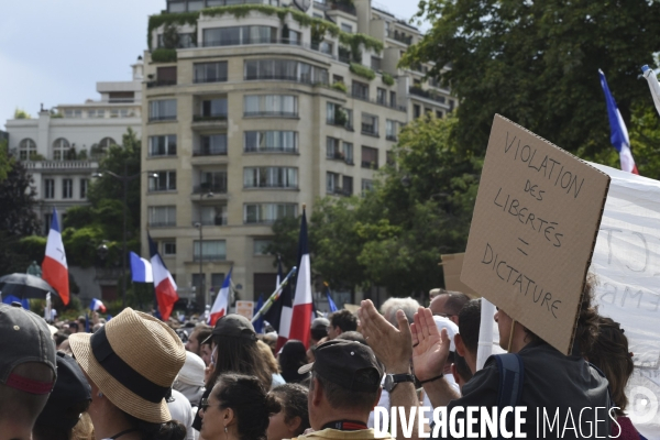 Manifestation contre le projet de passe sanitaire, place du Trocadéro, le 24 juillet à Paris. Demonstration against sanitary pass.