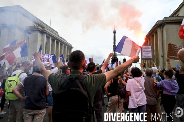 Manifestation contre le projet de passe sanitaire, place du Trocadéro, le 24 juillet à Paris. Demonstration against sanitary pass.