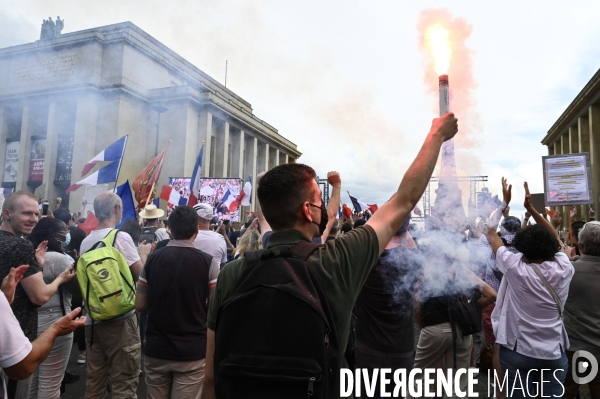 Manifestation contre le projet de passe sanitaire, place du Trocadéro, le 24 juillet à Paris. Demonstration against sanitary pass.