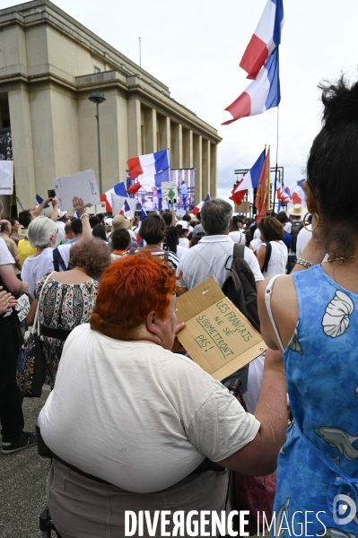 Manifestation contre le projet de passe sanitaire, place du Trocadéro, le 24 juillet à Paris. Demonstration against sanitary pass.