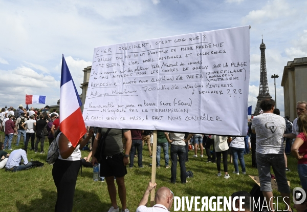 Manifestation contre le projet de passe sanitaire, place du Trocadéro, le 24 juillet à Paris. Demonstration against sanitary pass.