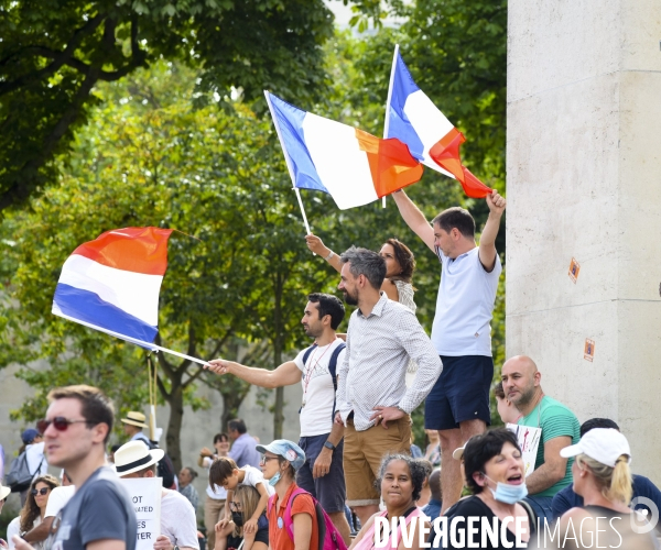 Manifestation contre le projet de passe sanitaire, place du Trocadéro, le 24 juillet à Paris. Demonstration against sanitary pass.