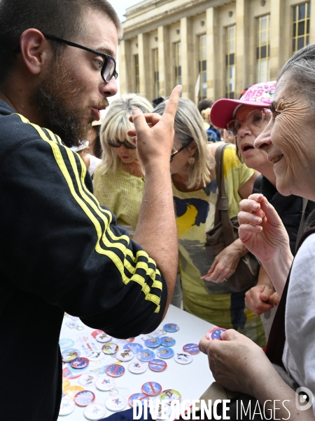 Manifestation contre le projet de passe sanitaire, place du Trocadéro, le 24 juillet à Paris. Demonstration against sanitary pass.