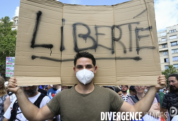 Florian Philippot organise une manifestation contre le projet de passe sanitaire et la vaccination obligatoire, le 31 juillet à Paris. Demonstration against sanitary pass.