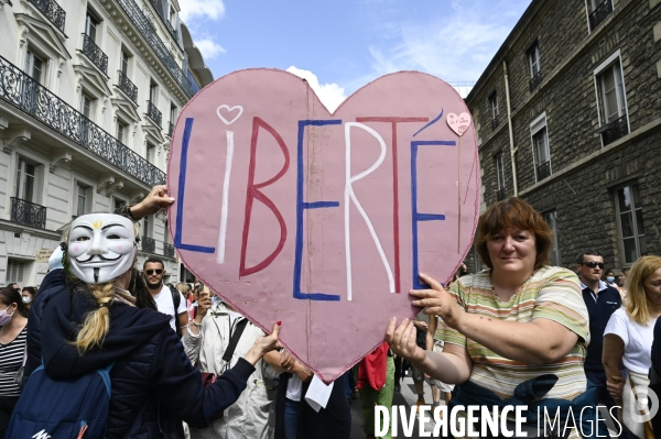 Florian Philippot organise une manifestation contre le projet de passe sanitaire et la vaccination obligatoire, le 31 juillet à Paris. Demonstration against sanitary pass.