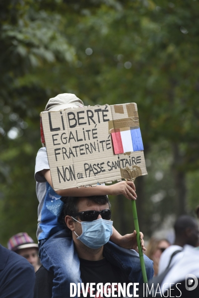 Florian Philippot organise une manifestation contre le projet de passe sanitaire et la vaccination obligatoire, le 31 juillet à Paris. Demonstration against sanitary pass.