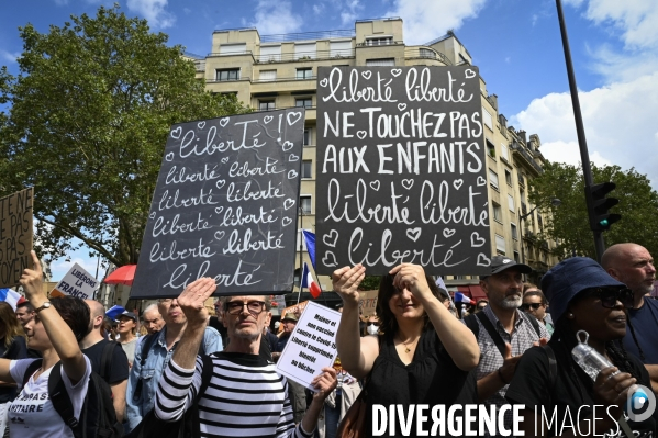 Florian Philippot organise une manifestation contre le projet de passe sanitaire et la vaccination obligatoire, le 31 juillet à Paris. Demonstration against sanitary pass.