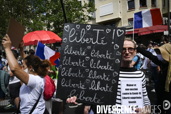 Florian Philippot organise une manifestation contre le projet de passe sanitaire et la vaccination obligatoire, le 31 juillet à Paris. Demonstration against sanitary pass.