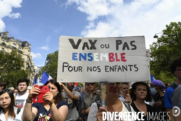 Florian Philippot organise une manifestation contre le projet de passe sanitaire et la vaccination obligatoire, le 31 juillet à Paris. Demonstration against sanitary pass.