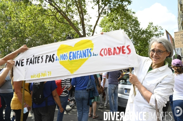 Florian Philippot organise une manifestation contre le projet de passe sanitaire et la vaccination obligatoire, le 31 juillet à Paris. Demonstration against sanitary pass.