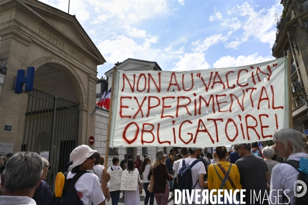 Florian Philippot organise une manifestation contre le projet de passe sanitaire et la vaccination obligatoire, le 31 juillet à Paris. Demonstration against sanitary pass.