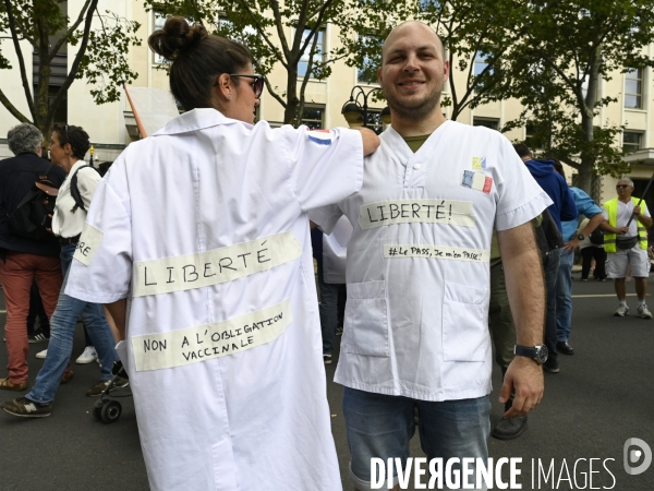 Florian Philippot organise une manifestation contre le projet de passe sanitaire et la vaccination obligatoire, le 31 juillet à Paris. Demonstration against sanitary pass.