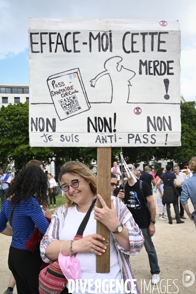 Florian Philippot organise une manifestation contre le projet de passe sanitaire et la vaccination obligatoire, le 31 juillet à Paris. Demonstration against sanitary pass.