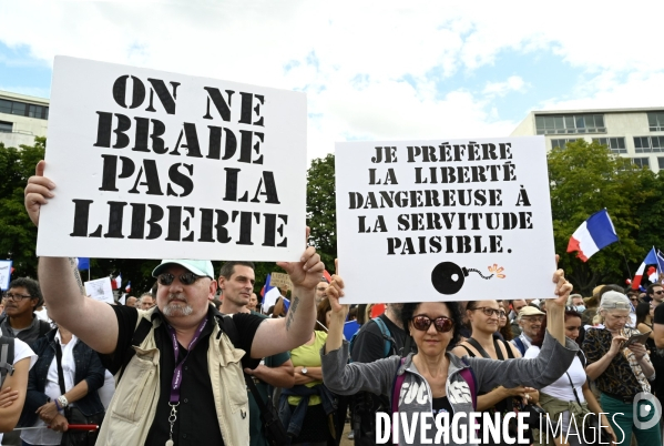 Florian Philippot organise une manifestation contre le projet de passe sanitaire et la vaccination obligatoire, le 31 juillet à Paris. Demonstration against sanitary pass.