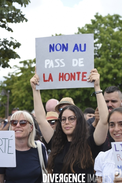 Florian Philippot organise une manifestation contre le projet de passe sanitaire et la vaccination obligatoire, le 31 juillet à Paris. Demonstration against sanitary pass.