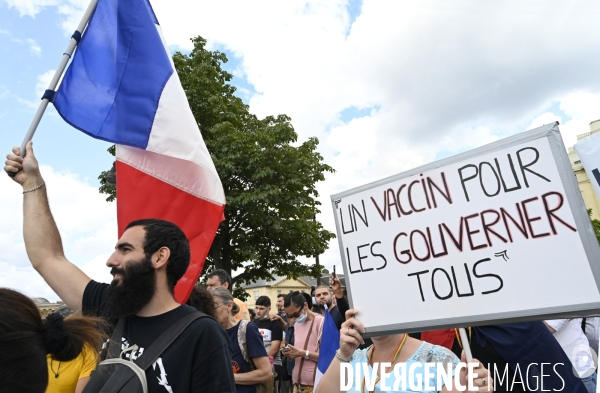 Florian Philippot organise une manifestation contre le projet de passe sanitaire et la vaccination obligatoire, le 31 juillet à Paris. Demonstration against sanitary pass.