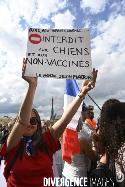 Florian Philippot organise une manifestation contre le projet de passe sanitaire et la vaccination obligatoire, le 31 juillet à Paris. Demonstration against sanitary pass.