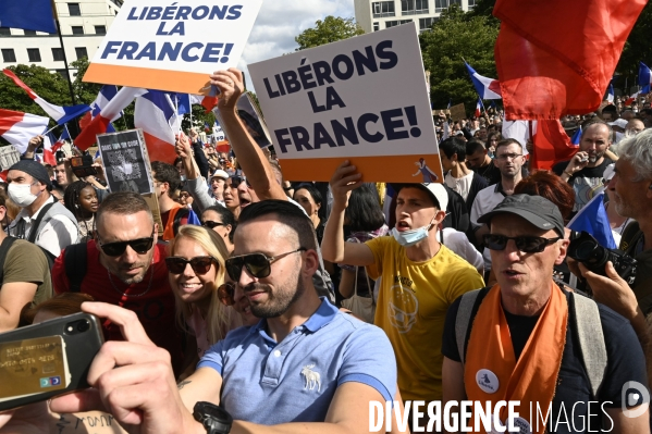 Florian Philippot organise une manifestation contre le projet de passe sanitaire et la vaccination obligatoire, le 31 juillet à Paris. Demonstration against sanitary pass.