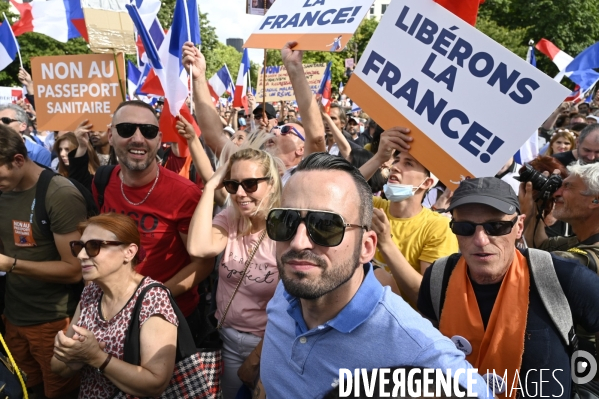 Florian Philippot organise une manifestation contre le projet de passe sanitaire et la vaccination obligatoire, le 31 juillet à Paris. Demonstration against sanitary pass.