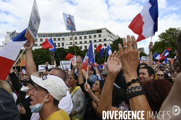 Florian Philippot organise une manifestation contre le projet de passe sanitaire et la vaccination obligatoire, le 31 juillet à Paris. Demonstration against sanitary pass.