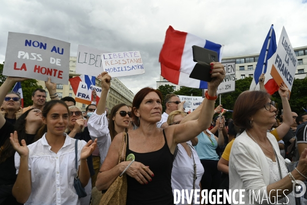 Florian Philippot organise une manifestation contre le projet de passe sanitaire et la vaccination obligatoire, le 31 juillet à Paris. Demonstration against sanitary pass.